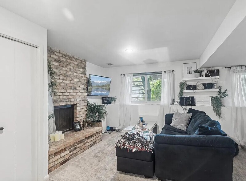 Building Photo - 8290 Tamarack Trl