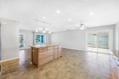 Building Photo - ANNUAL RENTAL: 3-Bedroom Waterfront Home w...