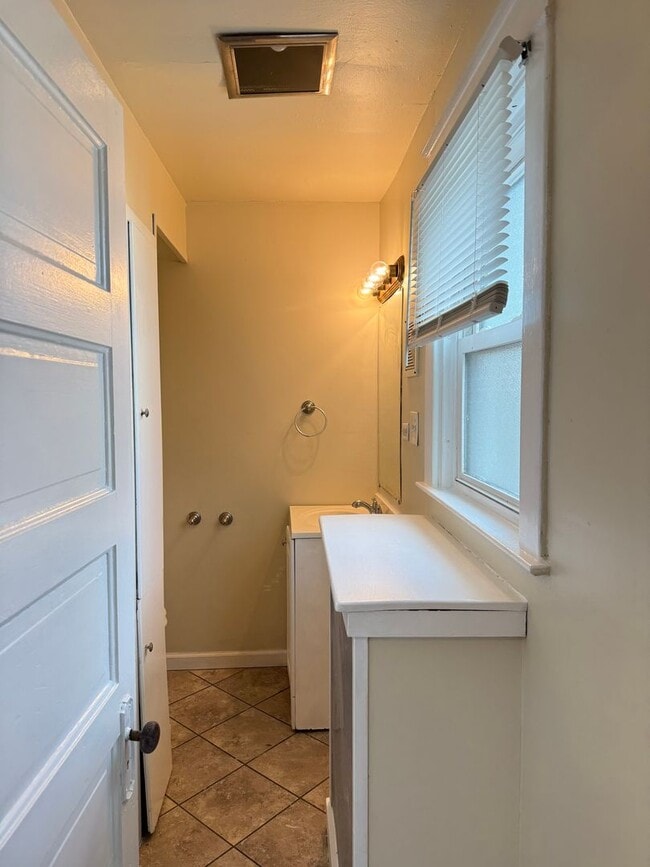 Building Photo - 839 E Walnut St