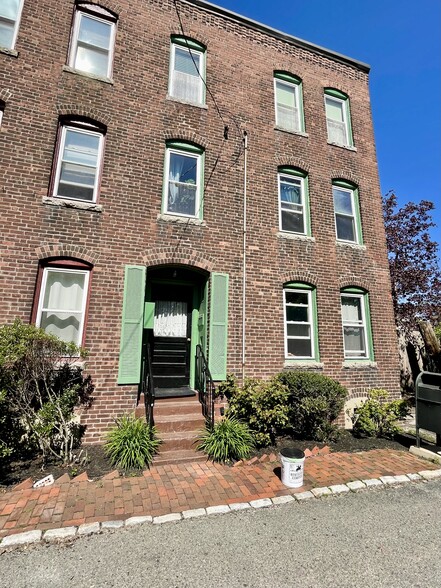 Building Photo - 24 Mead St