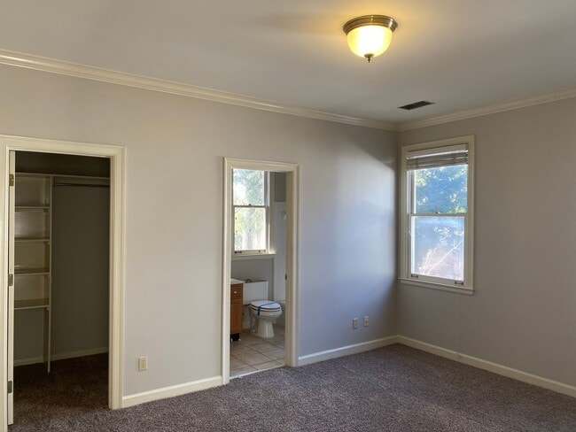 Building Photo - Great Location, close to Everything Harbor Town. Overlooks pond Beautiful view!  Pets allowed wit...