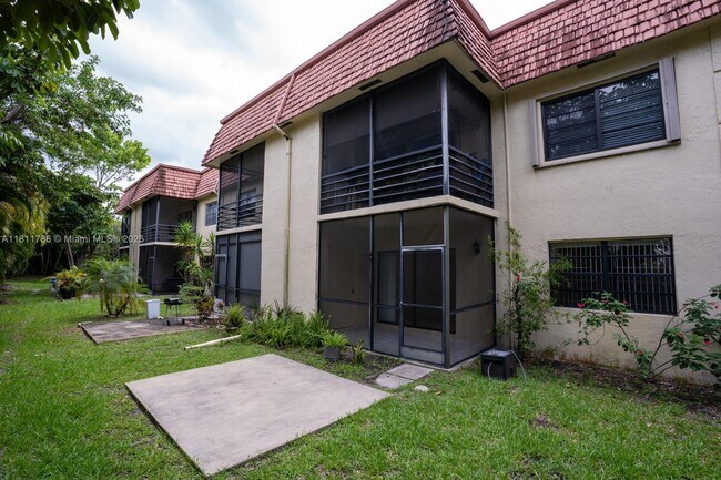 Building Photo - 136 S Cypress Rd
