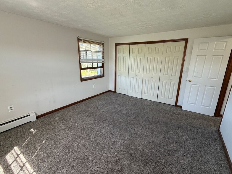 Building Photo - 1162 Middle Turnpike W