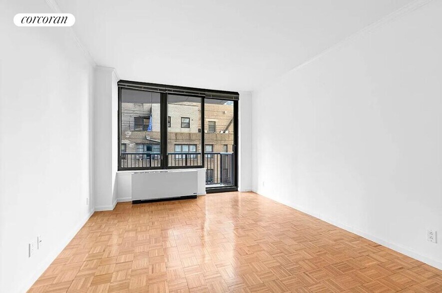 Building Photo - 150 E 57th St