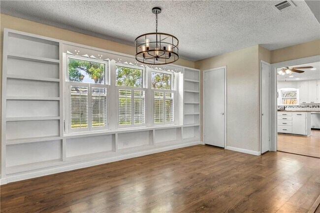 Building Photo - 211 Tate Ln