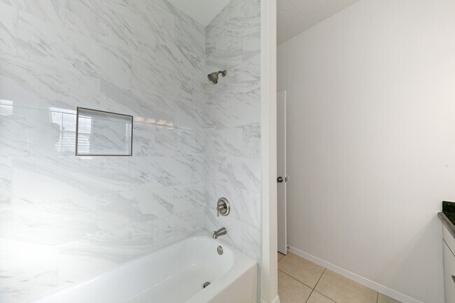 Building Photo - 819 Millpond Dr