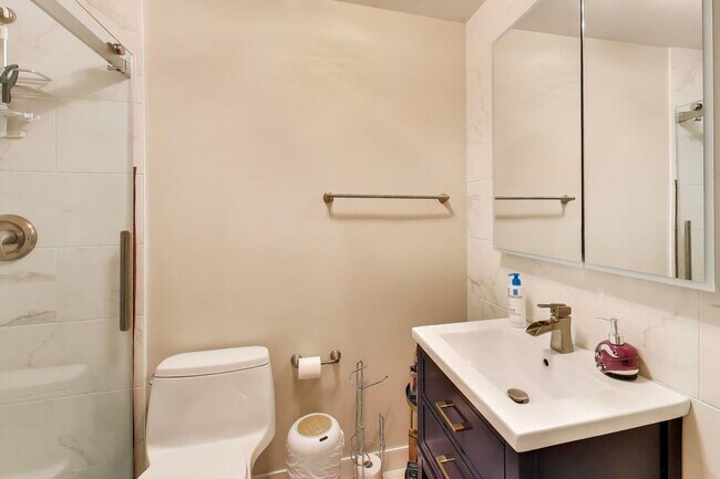 Building Photo - 5455 N Sheridan Rd