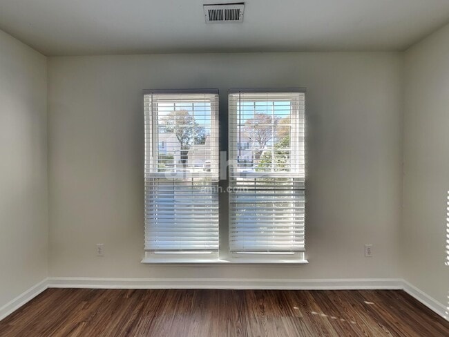 Building Photo - 127 Bathurst Ln