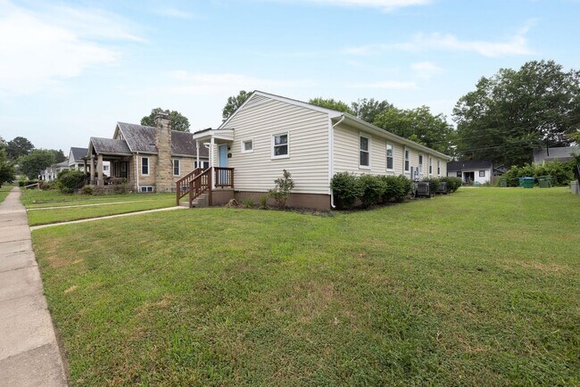 Building Photo - 220 W 31st St