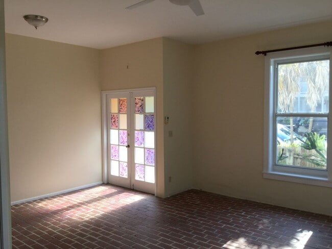 Building Photo - 905 Grinnell