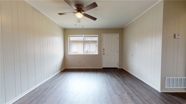 Building Photo - 204 Lynn Dr