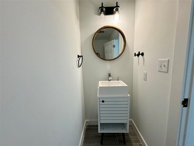 Building Photo - 2500 Harrowden Dr