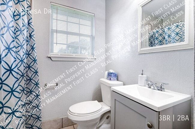 Building Photo - 302 Senisa Dr