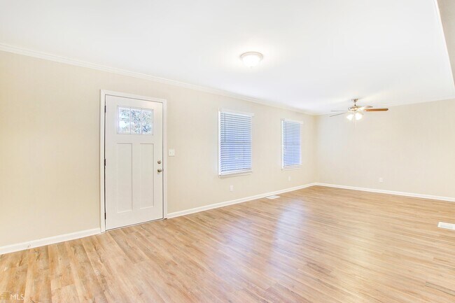 Building Photo - 3661 Collins Dr