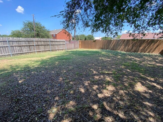 Building Photo - 543-545 Canary Lane