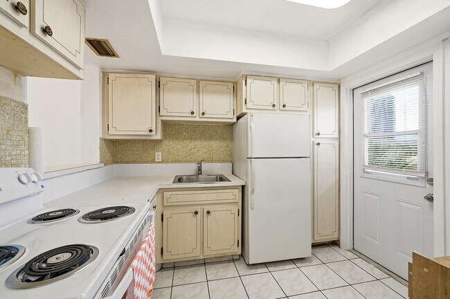 Building Photo - 1333 E Hallandale Beach Blvd