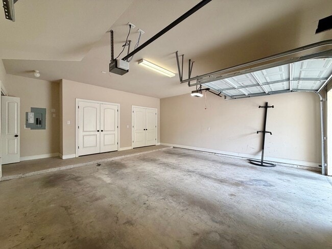Building Photo - 1402 Parker Ln