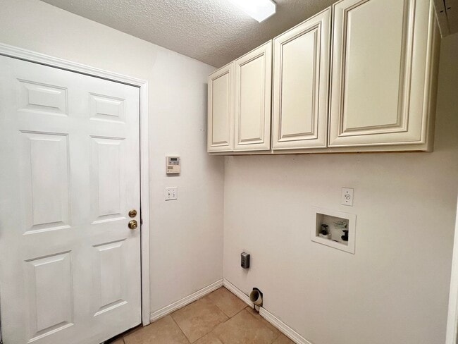 Building Photo - Charming Home - Newly Renovated