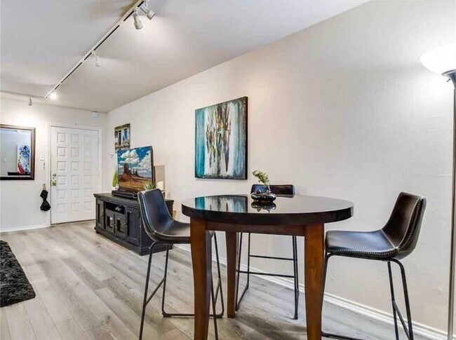 Building Photo - 505 W 7th St