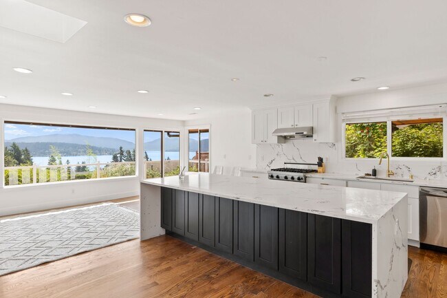 Building Photo - Lochmoor Lakeview Home in Bellevue