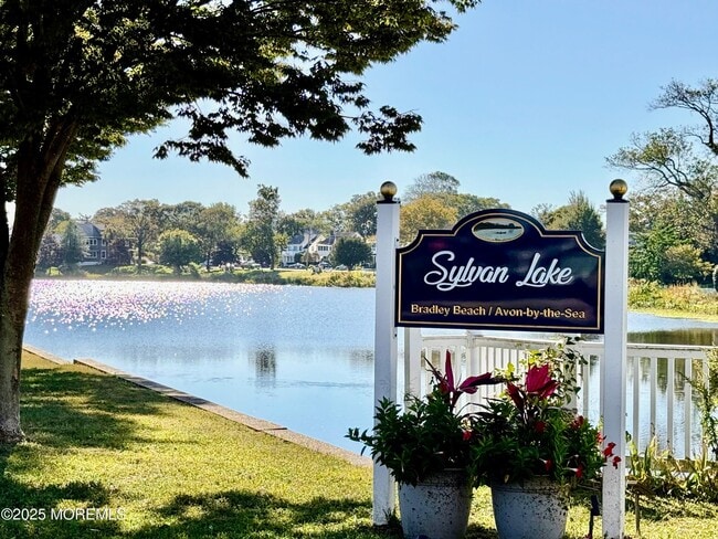 Building Photo - 2 Main St