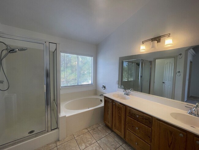 Building Photo - Available Now Palmdale 4 Bedroom + 3 Bathr...