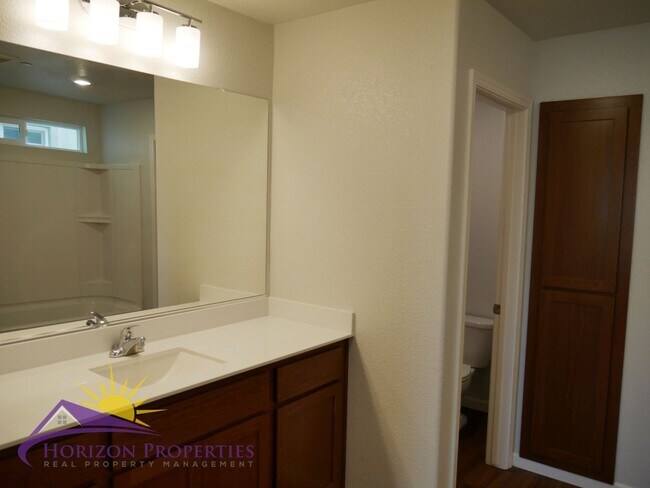 Building Photo - Modern Two-Story 4 Bed 2.5 Bath 1,807 sqft...