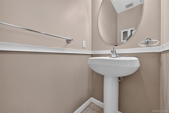 Building Photo - 5 Oldwyck Crescent