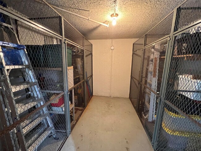 Building Photo - 14747 Cumberland Dr