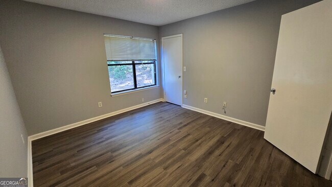 Building Photo - 1502 Huntingdon Chase