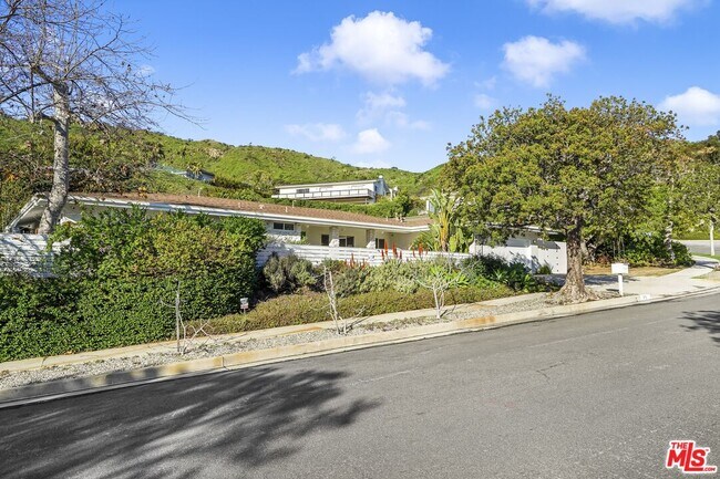 Building Photo - 375 S Surfview Dr