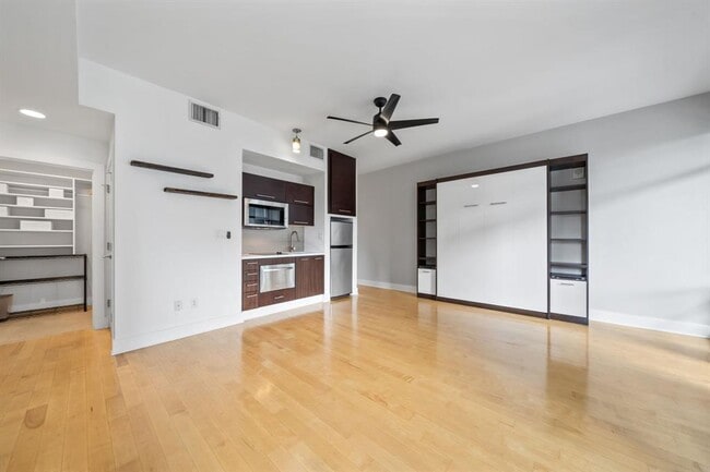 Building Photo - 603 Davis St