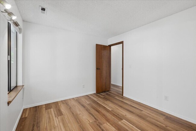 Building Photo - 16006 Village Green Dr