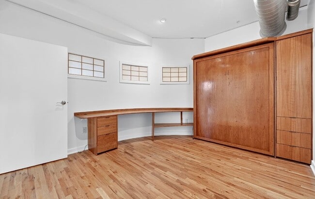 Building Photo - Stunning 3 bedroom Loft