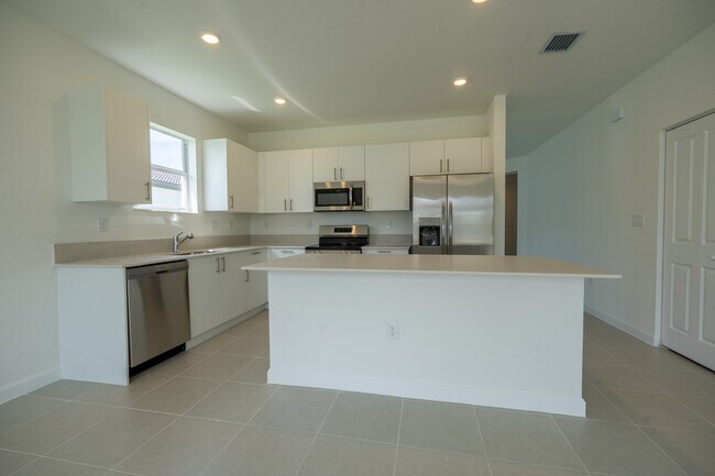 Building Photo - 2485 SE 29th Dr