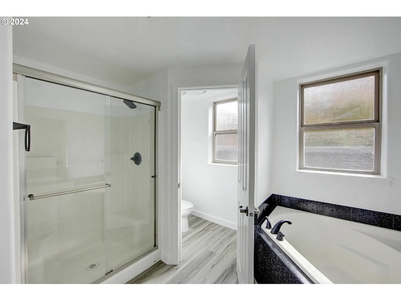 Building Photo - 6267 NE Carillion Dr