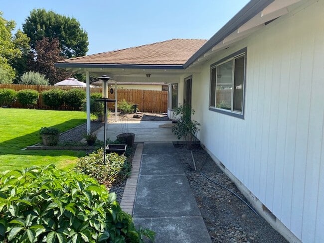 Building Photo - LARGE SINGLE FAMILY HOME, ONE LEVEL W/ FEN...