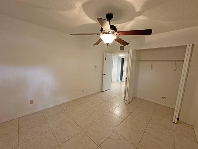 Building Photo - 3833 Carambola Cir N