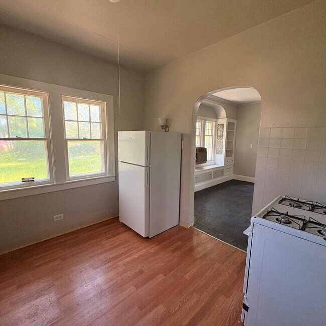 Building Photo - Charming 3 - Bedroom Property in Prime Location