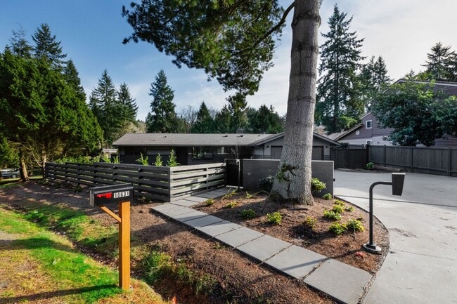 Building Photo - 3Bd/1.75Ba Shoreline Home