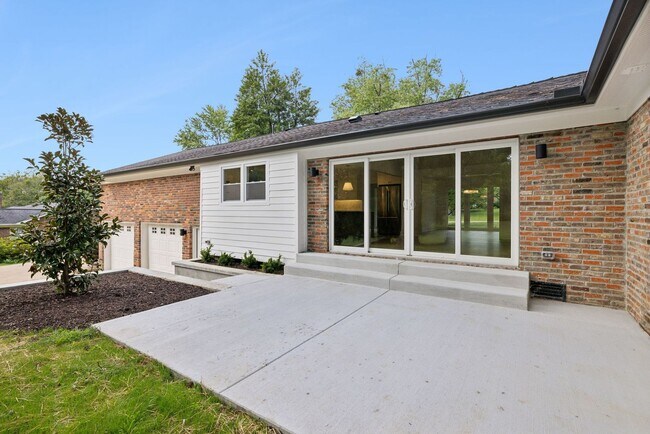 Building Photo - Completely renovated ranch 4BR/4BA ranch h...