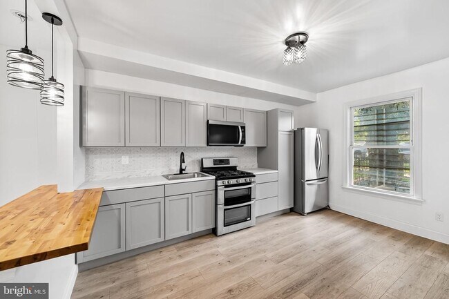 Building Photo - 1605 Darley Ave