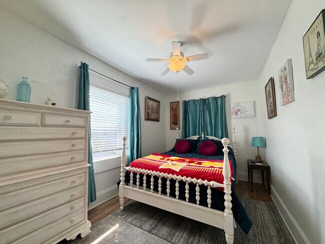 Building Photo - 512 W 39th Terrace