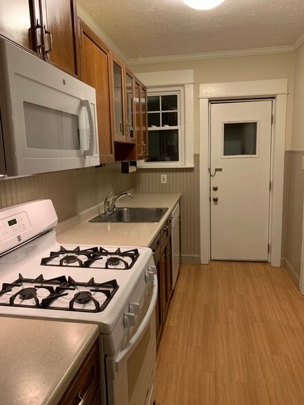 Kitchen - 113 Edison Ave