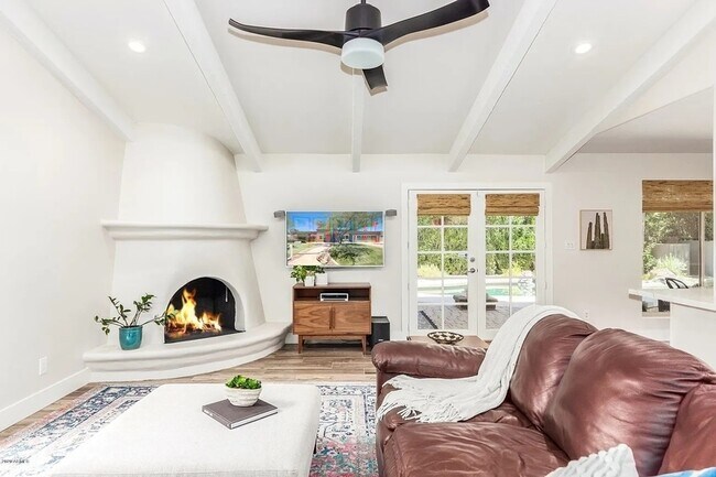 Building Photo - 8070 E Vía Bonita