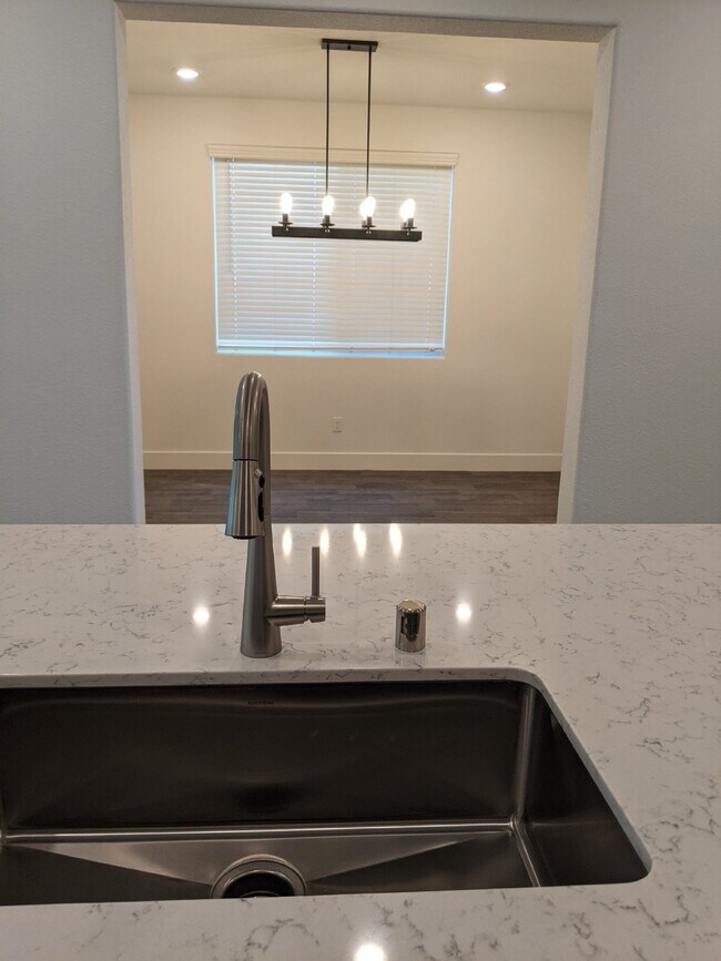 Building Photo - Prime location in Merced!