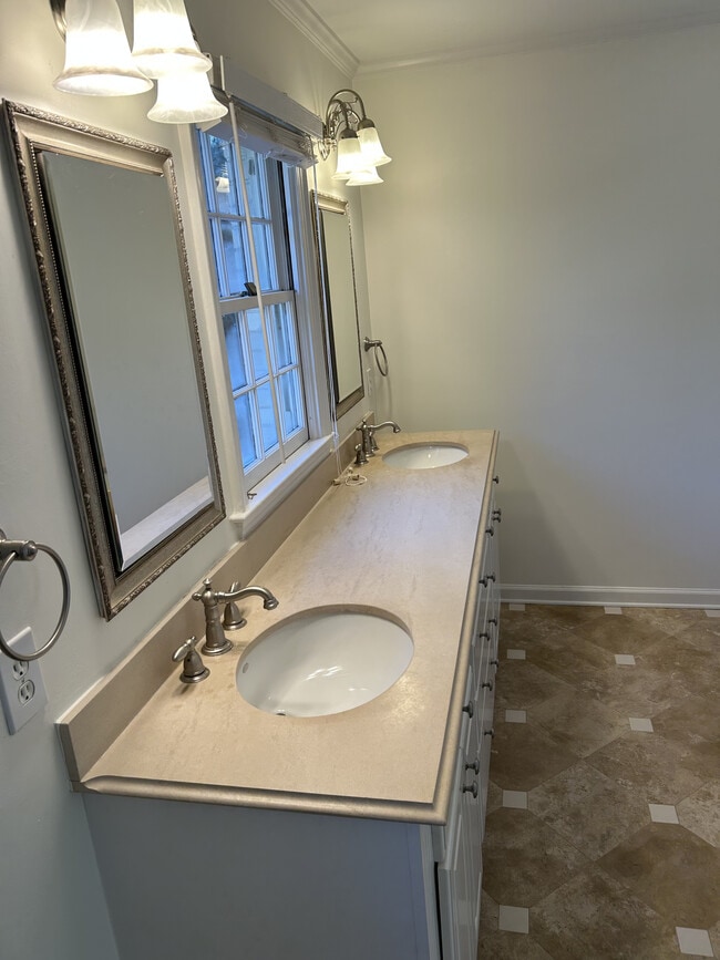 Building Photo - 6035 Riverside Dr