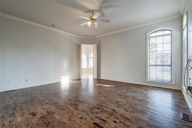 Building Photo - 1300 Irvine Dr
