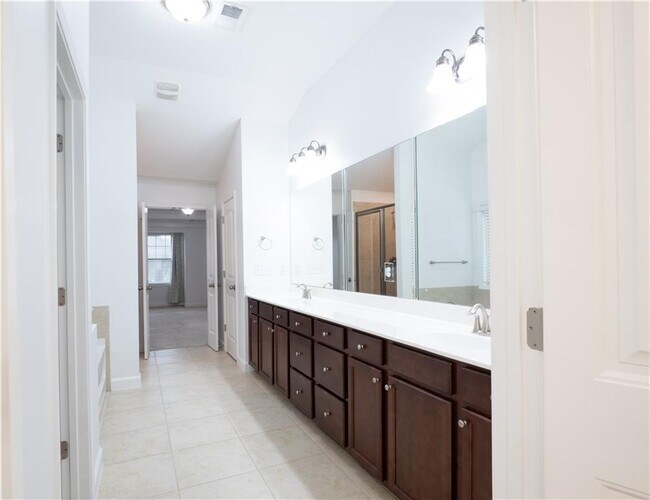 Building Photo - 4865 Alexandria Ave