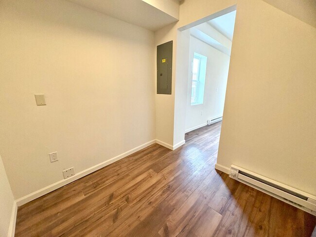 Building Photo - 133 W Maple St